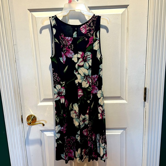NWT Premise sleeveless Hibiscus Floral dress with a v- neck 95% Rayon 5% Spandex - Picture 8 of 9